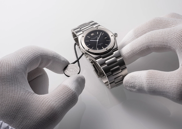 IWC curated, Uhr Modell Ingenieur angefasst mit Handschuhen