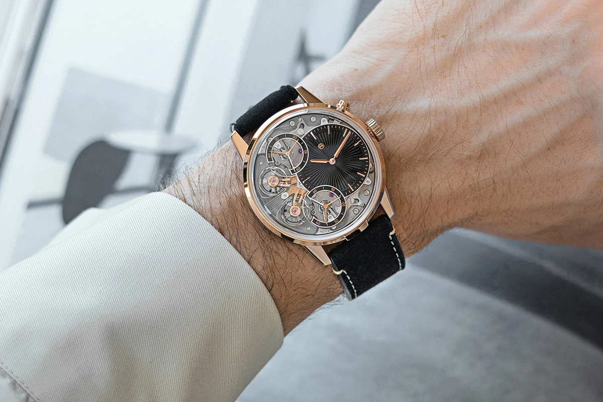 Armin Strom Mirrored Force Resonance in 18 Karat Roségold am Handgelenk