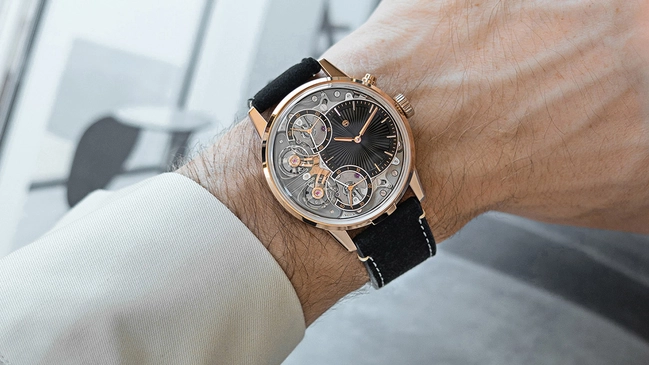 Armin Strom Mirrored Force Resonance in 18 Karat Roségold am Handgelenk