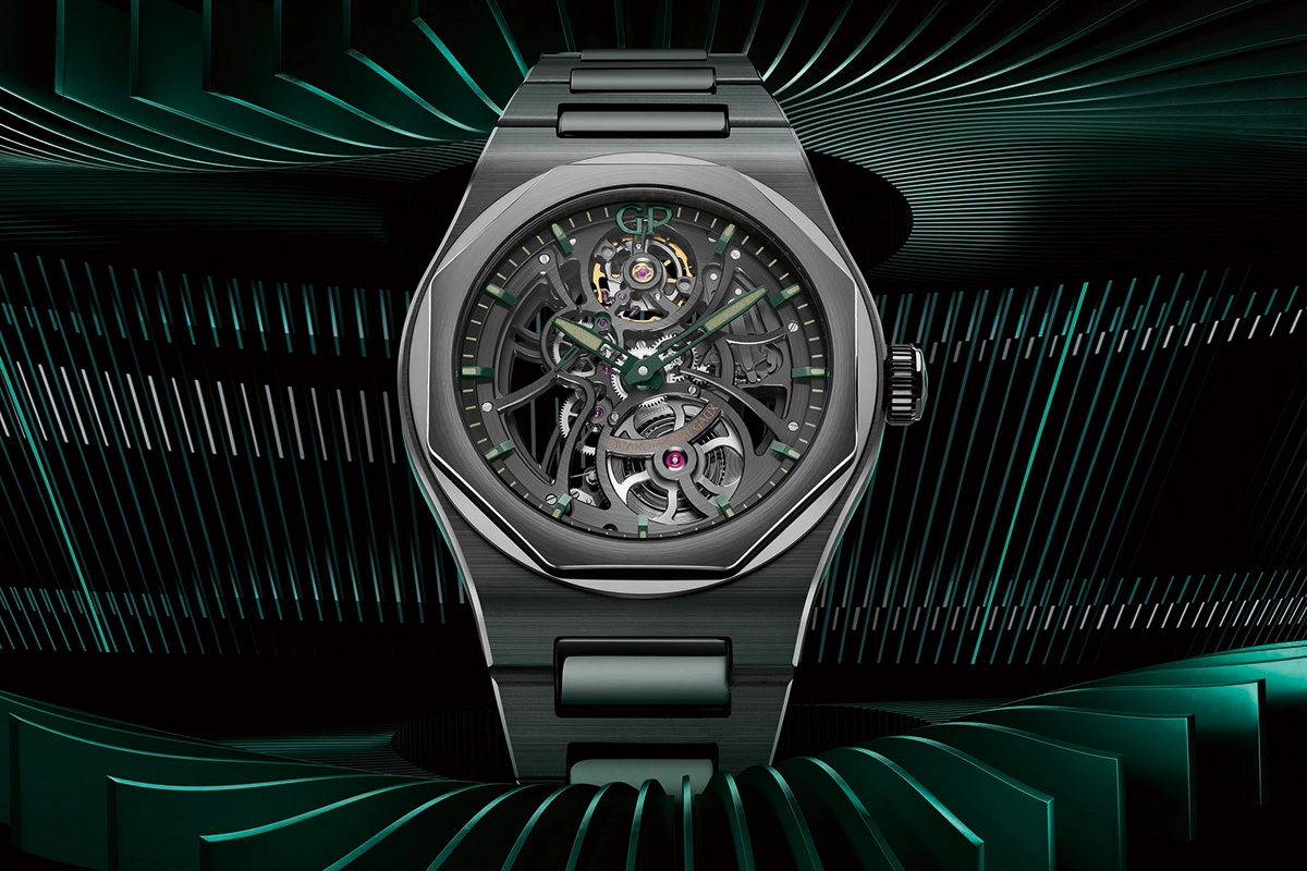 Girard-Perregaux Laureato Skeleton Aston Martin Edition, Uhr vor grünem Hintergrund