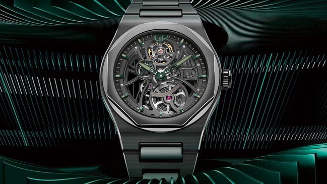 Girard-Perregaux Laureato Skeleton Aston Martin Edition, Uhr vor grünem Hintergrund