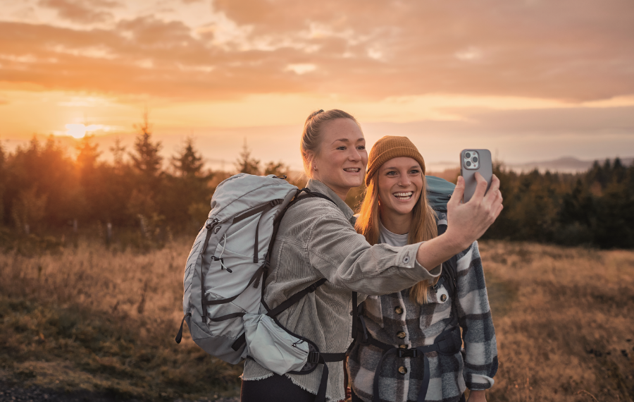 Morgenstimmung Kahler Asten Sauerland-Tourismus Paul Masukowitz.png Zwei Wanderinnen machen ein Selfie zusammen vor einem Sonnenaufgang