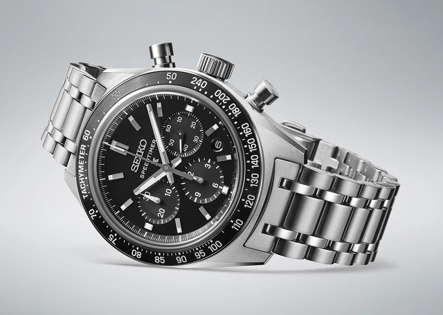 Seiko-Prospex-Speedtimer-Mechanical-Chronograph-SRQ055-liegend, vor grauem Hintergrund