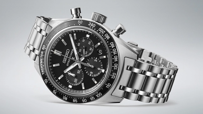 Seiko-Prospex-Speedtimer-Mechanical-Chronograph-SRQ055-liegend, vor grauem Hintergrund