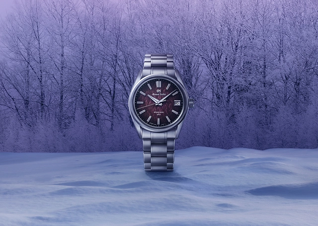 Grand Seiko SLGB005-Violet Dawn, Edelstahluhr mit lila Zifferblatt vor Waldhintergrund