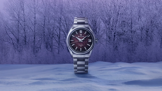 Grand Seiko SLGB005-Violet Dawn, Edelstahluhr mit lila Zifferblatt vor Waldhintergrund