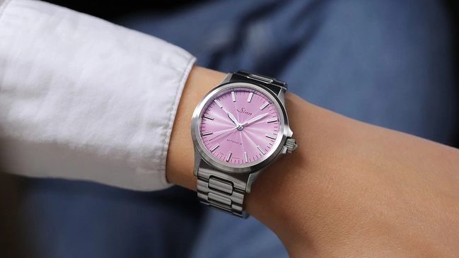 Sinn Spezialuhren Modellreihe 556, Uhr in Malve am Handgelenk