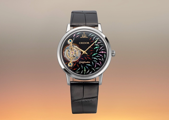 Credor Goldfeather GBCF999, Uhr aus Platin mit Tourbillon vor orangefarbenem Hintergrund