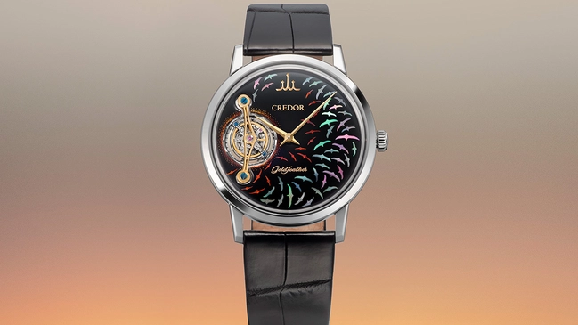 Credor Goldfeather GBCF999, Uhr aus Platin mit Tourbillon vor orangefarbenem Hintergrund