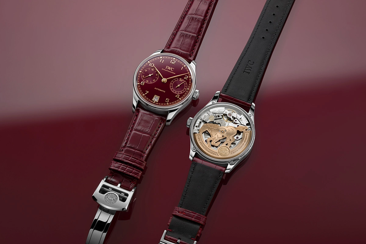 IWC Portugieser Automatic 42 Year of the Horse, Uhr mit Vorder- und Rueckseite vor rotem Hintergrund
