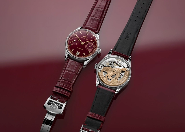 IWC Portugieser Automatic 42 Year of the Horse, Uhr mit Vorder- und Rueckseite vor rotem Hintergrund