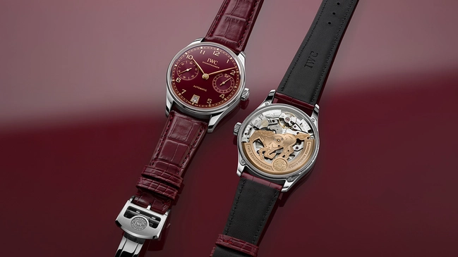 IWC Portugieser Automatic 42 Year of the Horse, Uhr mit Vorder- und Rueckseite vor rotem Hintergrund