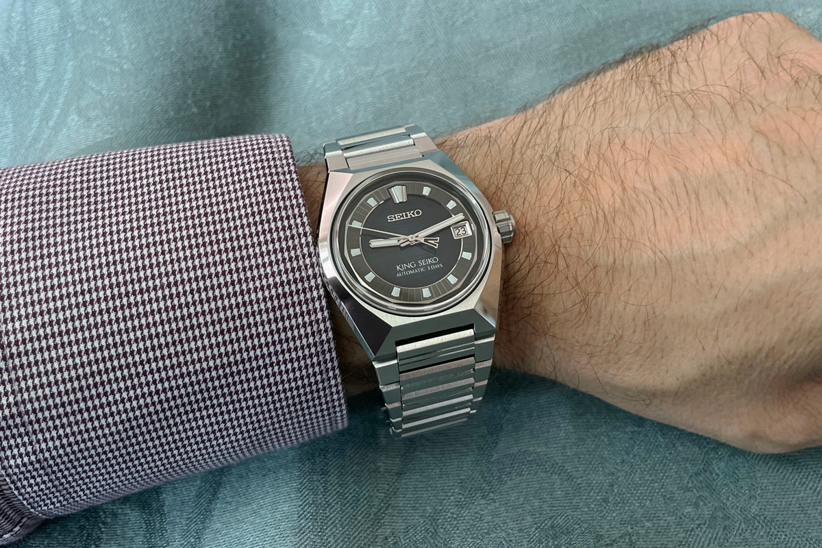 King Seiko Vanac mit marineblauem Zifferblatt am Handgelenk, von oben