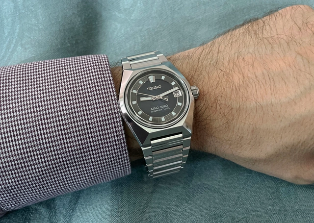 King Seiko Vanac mit marineblauem Zifferblatt am Handgelenk, von oben