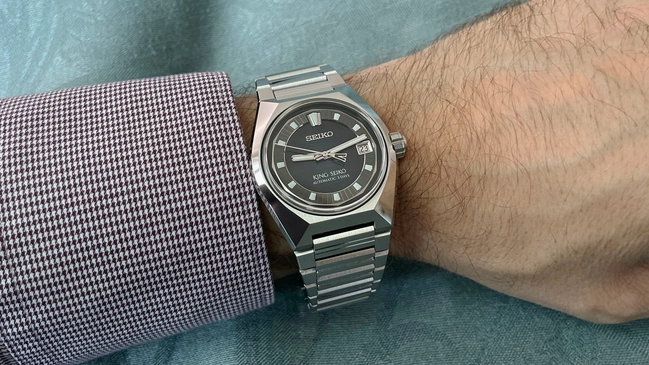 King Seiko Vanac mit marineblauem Zifferblatt am Handgelenk, von oben