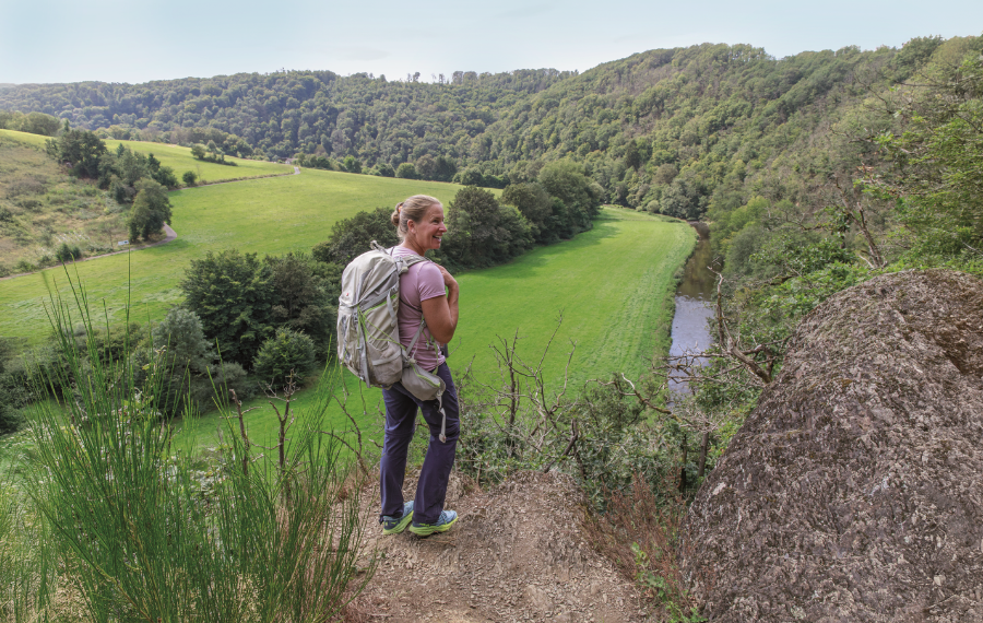 WWS E10 Weltende (32)_ki Die Autorin auf einem Wanderweg vor einem Ausblick auf einen Wald
