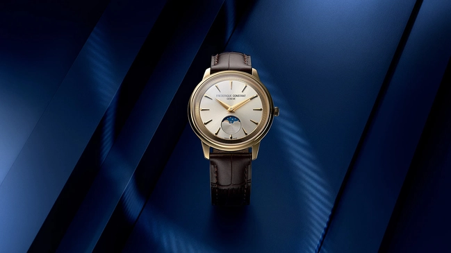 Frederique-Constant-Classics-Moneta-Moonphase-206S3S5 goldfarbenes Modell vor blauer Seide