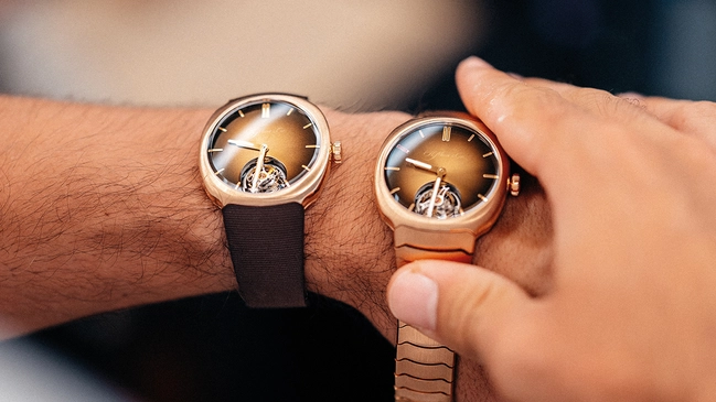 H. Moser & Cie. Streamliner Tourbillon Pierre Gasly, zwei Uhren am Handgelenk