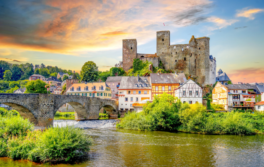Sonnenuntergang über der an der Lahn gelegenen Burg