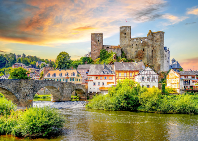 Sonnenuntergang über der an der Lahn gelegenen Burg