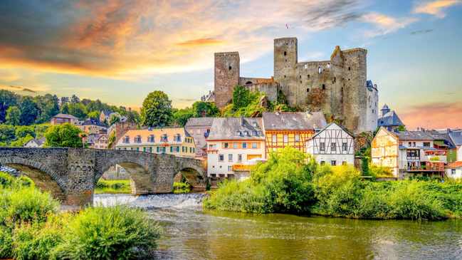 Sonnenuntergang über der an der Lahn gelegenen Burg