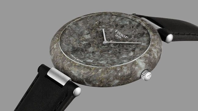 Tissot: Rock Watch seitlich vor grauem Hintergrund