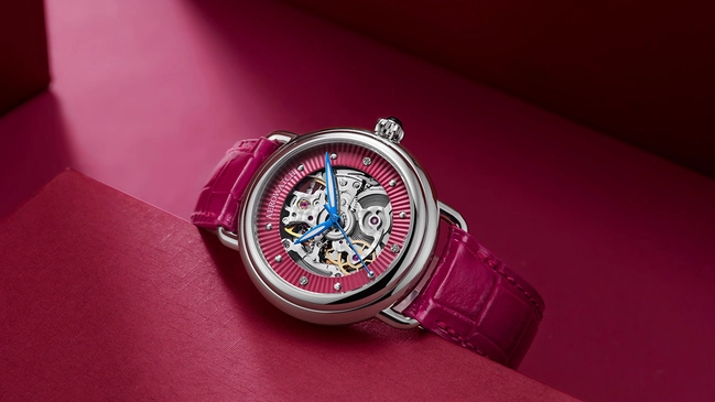 Aerowatch 1942 Lady Automatic Skeleton, Referenz 60960, pinkes Modell liegend vor pinkem Hintergrund