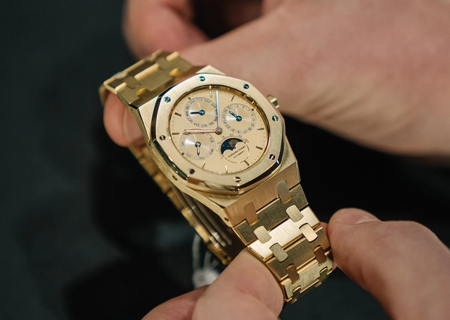 Audemars Piguet, Uhr in der Hand