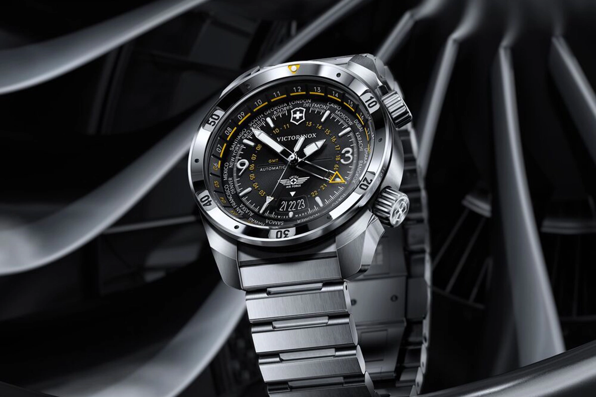 Victorinox Air Pro GMT, Referenz 242004, Uhr mit schwarzem Zifferblatt und Metallband