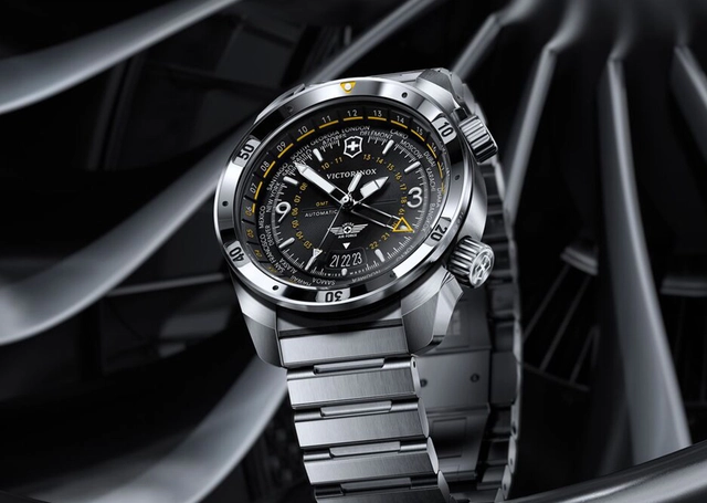 Victorinox Air Pro GMT, Referenz 242004, Uhr mit schwarzem Zifferblatt und Metallband