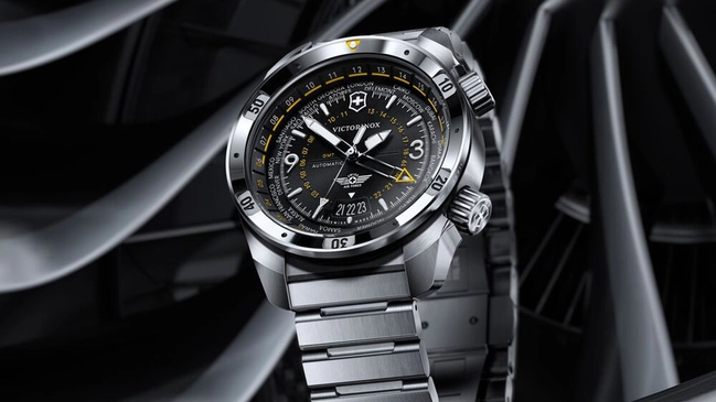 Victorinox Air Pro GMT, Referenz 242004, Uhr mit schwarzem Zifferblatt und Metallband