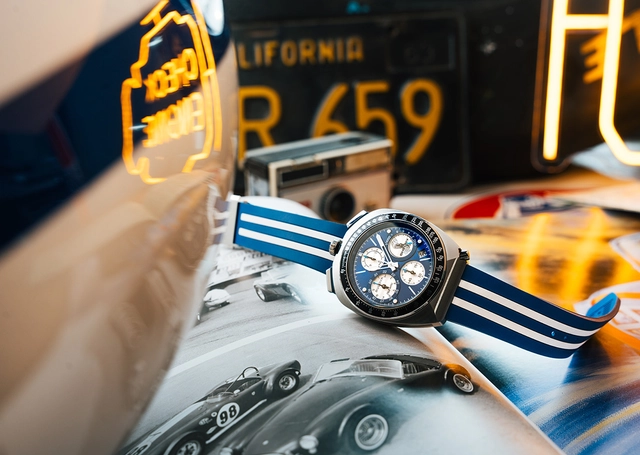 Bulova Shelby Racer-Chronograph - 150th-Anniversary-Limited-Edition Uhr vor Magazinseite