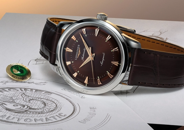 Longines Conquest Heritage Braun, Uhr liegend mit braunem Zifferblatt und braunem Lederband