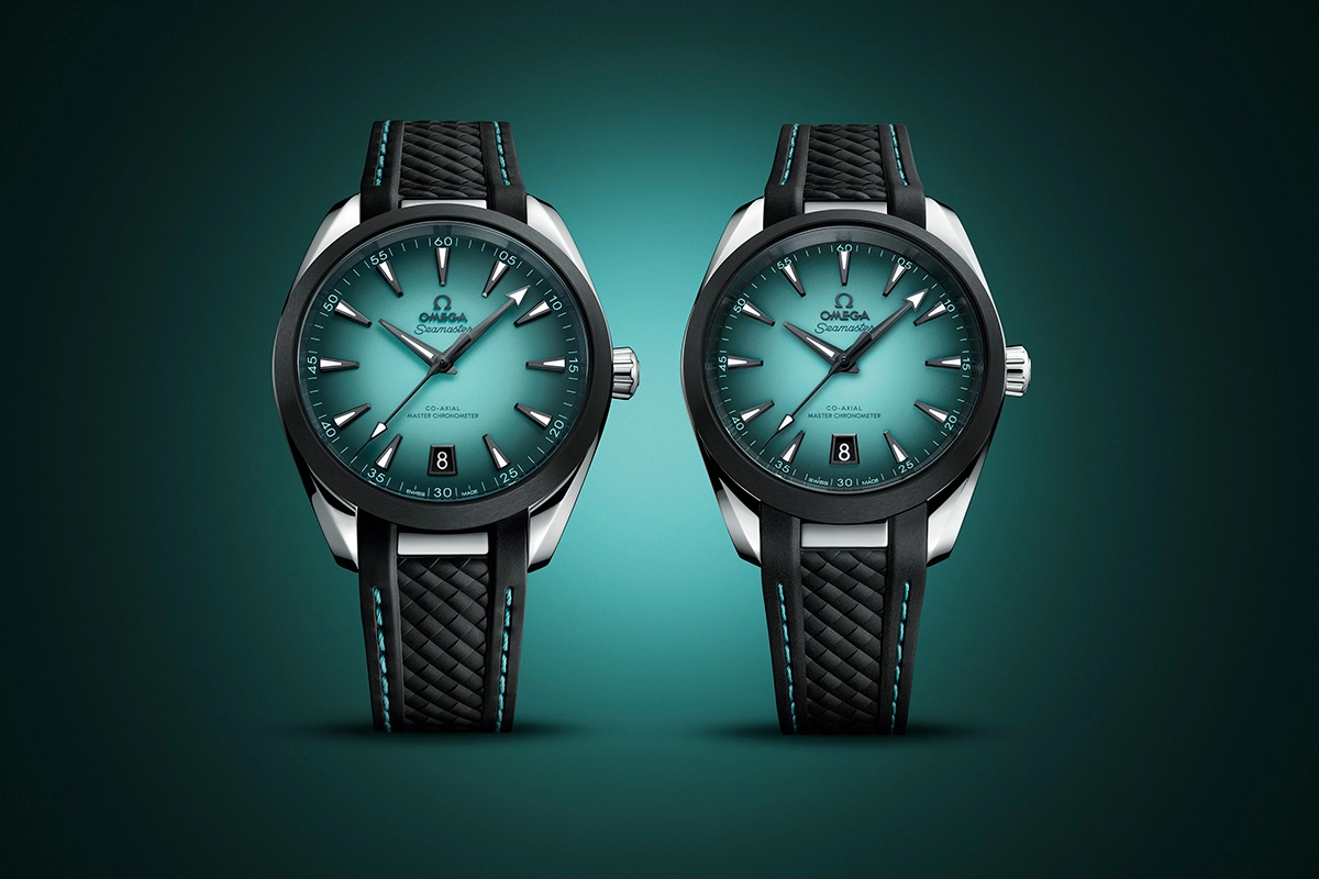 Omega Seamaster Aqua Terra Turquoise, Referenz 220.32.41.21.03.001 und 220.32.38.20.03.001, zwei Uhren vor grünem Hintergrund