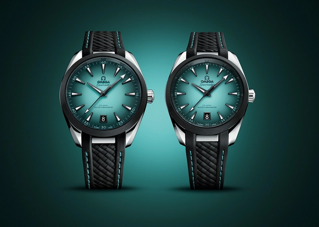 Omega Seamaster Aqua Terra Turquoise, Referenz 220.32.41.21.03.001 und 220.32.38.20.03.001, zwei Uhren vor grünem Hintergrund