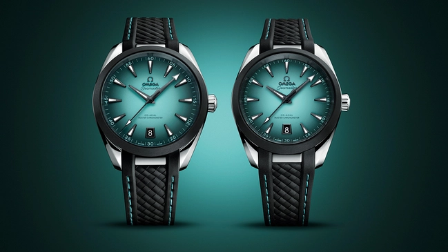 Omega Seamaster Aqua Terra Turquoise, Referenz 220.32.41.21.03.001 und 220.32.38.20.03.001, zwei Uhren vor grünem Hintergrund