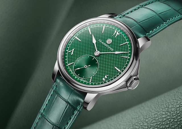 Uhr seitlich vor grünem Hintergrund