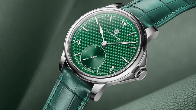 Uhr seitlich vor grünem Hintergrund