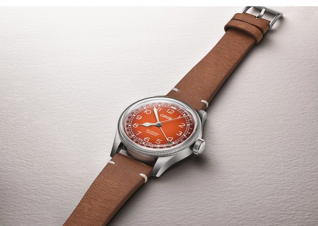 Oris x Cervo Volante Big Crown Automatic orange liegend