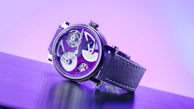 Speake Marin Openworked Tourbillon Purple Hour, Uhr liegend vor lila Hintergrund