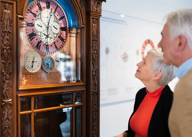 Deutsches Uhrenmuseum Astronomische Kunstuhr mit Besucher