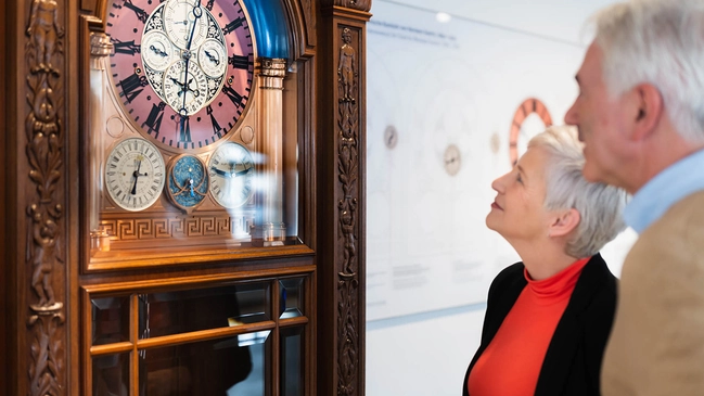 Deutsches Uhrenmuseum Astronomische Kunstuhr mit Besucher