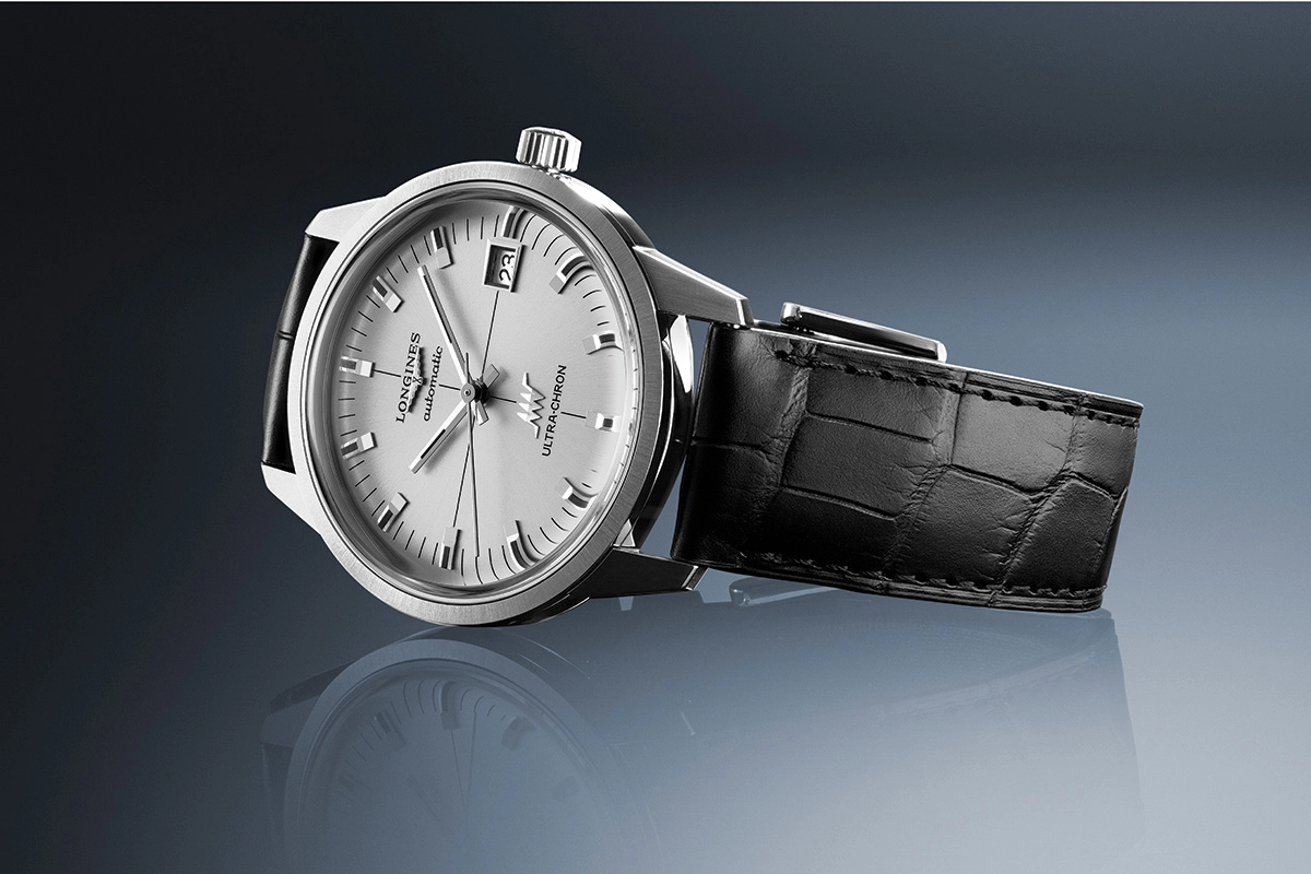 Longines Ultra-Chron Classic, Referenz L2.937.4.72.2, Uhr silbernes Zifferblatt mit Lederband, liegend