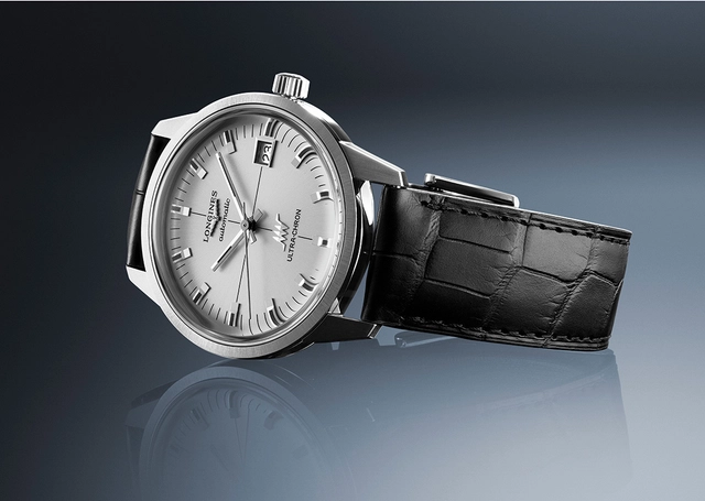 Longines Ultra-Chron Classic, Referenz L2.937.4.72.2, Uhr silbernes Zifferblatt mit Lederband, liegend