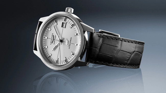 Longines Ultra-Chron Classic, Referenz L2.937.4.72.2, Uhr silbernes Zifferblatt mit Lederband, liegend