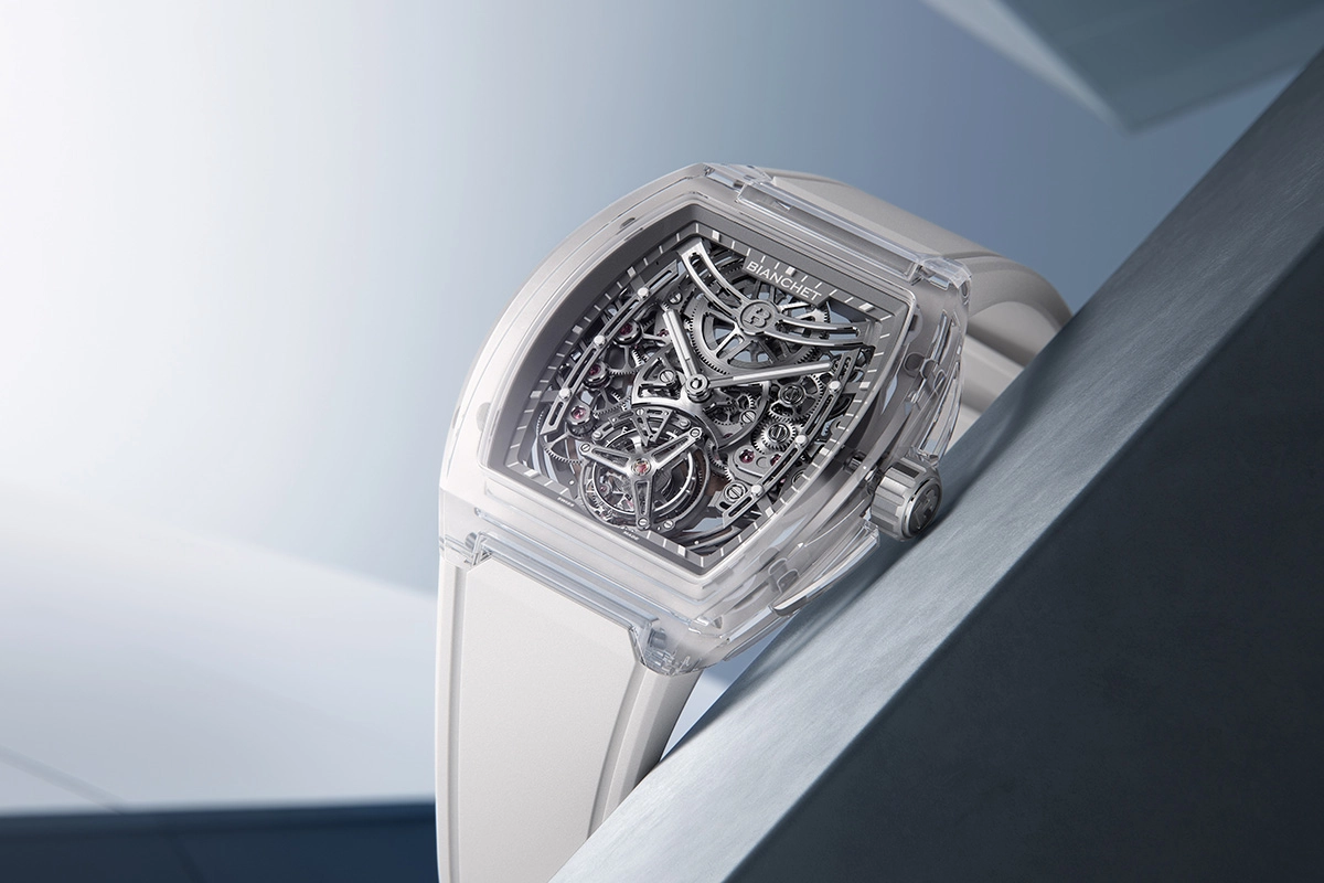 Bianchet UltraFino Sapphire, Uhr liegend vor hellem Hintergrund