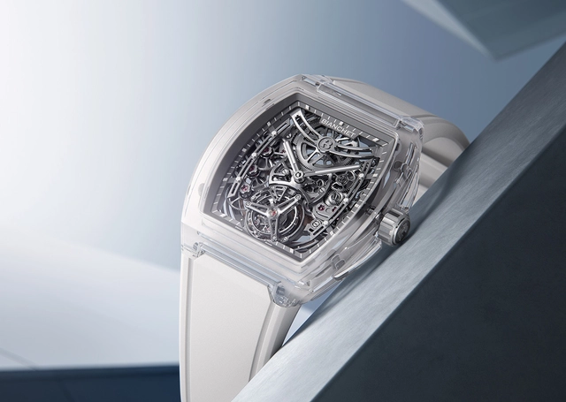 Bianchet UltraFino Sapphire, Uhr liegend vor hellem Hintergrund