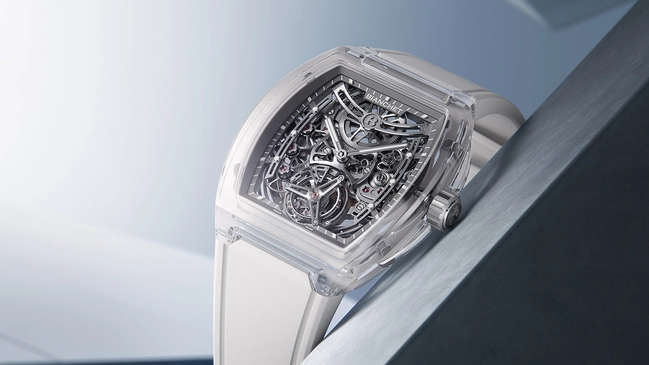 Bianchet UltraFino Sapphire, Uhr liegend vor hellem Hintergrund