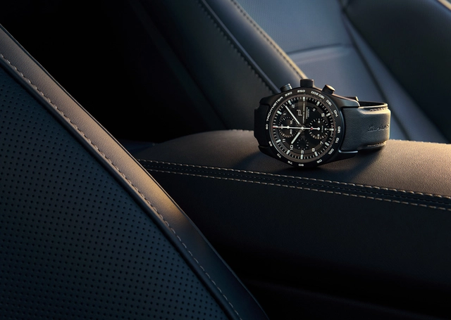 Porsche Design PD25 custombuilt Chronograph_911TurboS, Uhr auf Armlehne im Auto