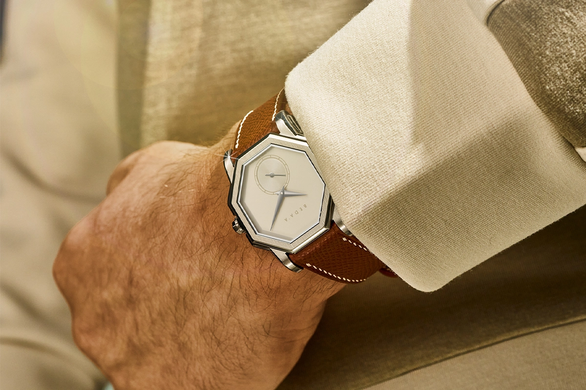 Beda’a – Angles Mecaline, elegante Handaufzugsuhr mit eckigem Gehäuse aus Edelstahl und Lederband